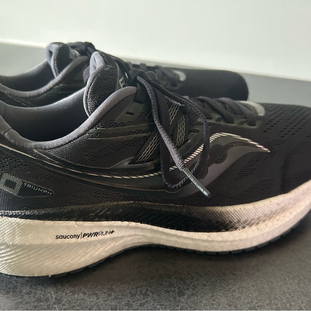 Practically new Saucony Triumph 20s- worn once, run like a dream!